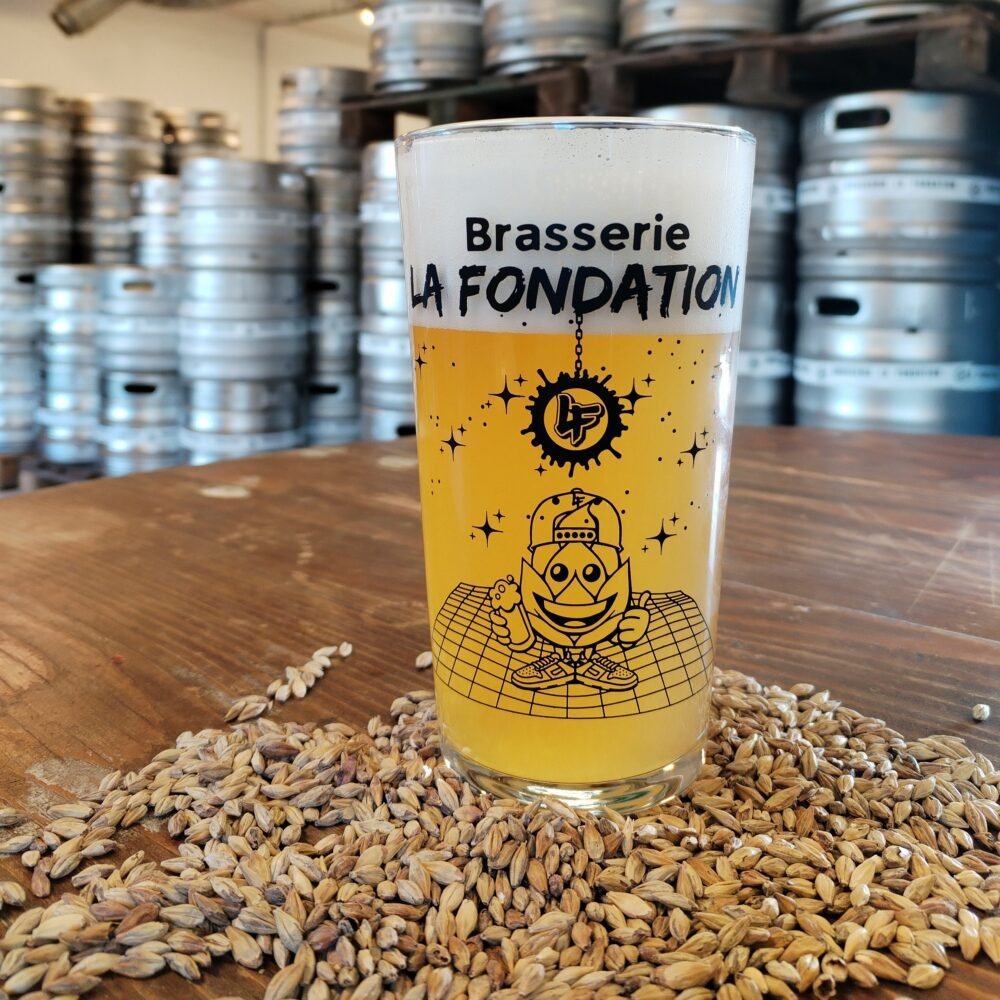 Verre à bière plein de la brasserie