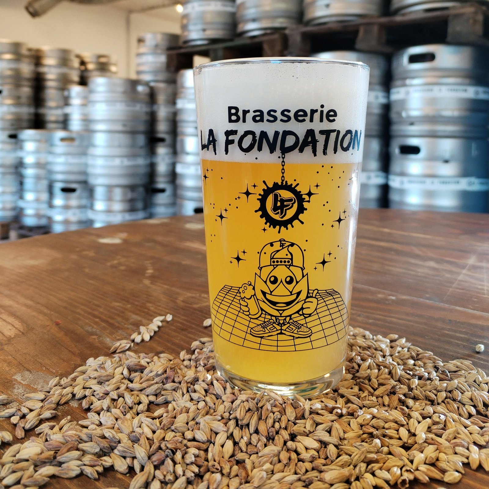 Verre à bière plein de la brasserie